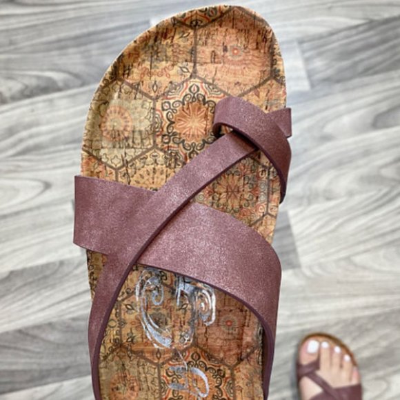 New Gypsy Jazz Toe Strap Sandals - Better Be Me, Wine With Soft Metallic Shimmer - Picture 6 of 7